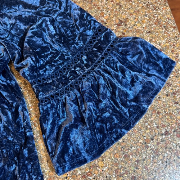 Studio JPR Top Blue Crushed Velvet Bell Sleeve Ruffle Peasant Womens Size S - Picture 4 of 9